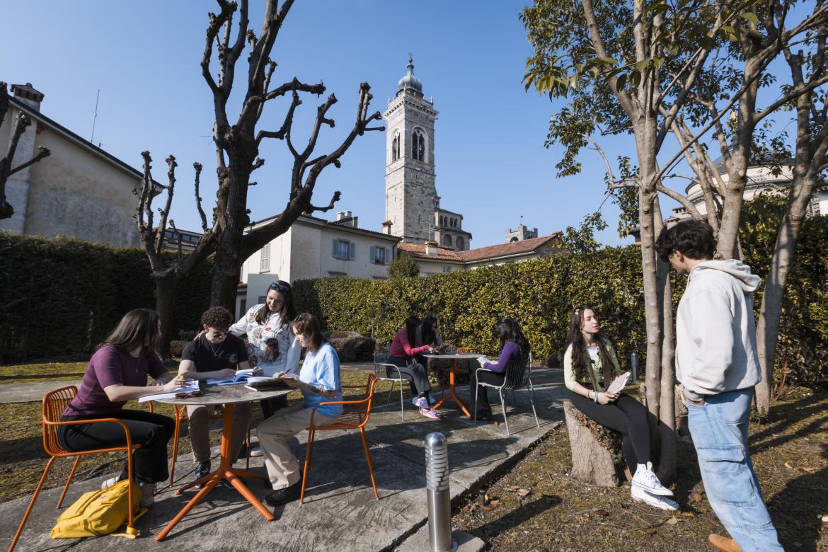 Studenti in giardino