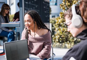 Ragazza nel cortile campus Caniana