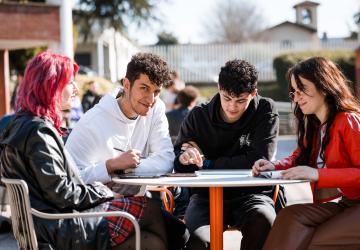Ragazzi al tavolo campus Dalmine