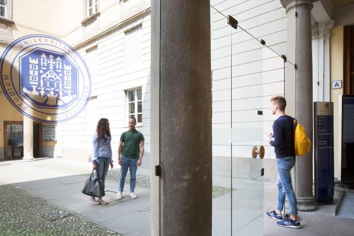  UniBg students in the hall of Salvecchio